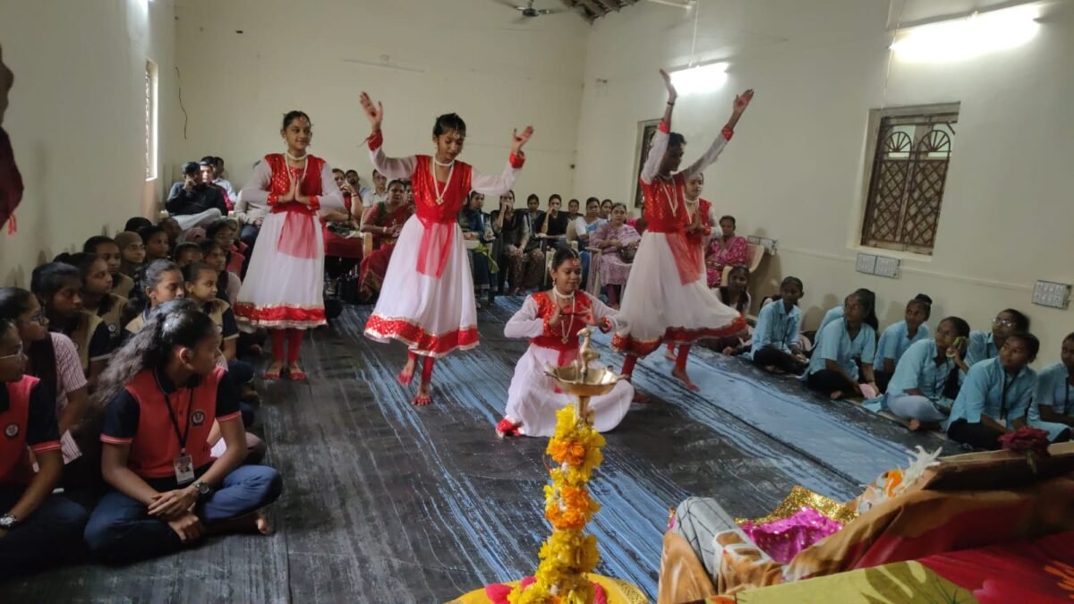 વિદ્યા ગુર્જરી માધ્યમિક શાળામાં વ્યારા તાલુકા કક્ષાનાં યુવા ઉત્સવની ...