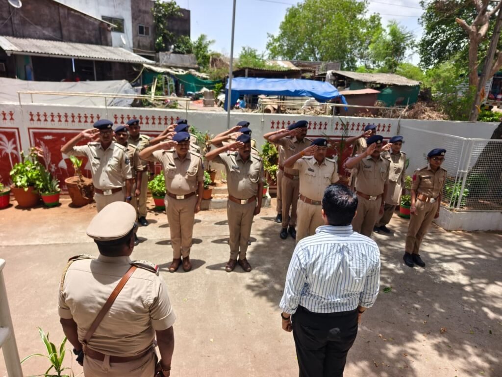 Tapi collector visit and inspect valod police station.