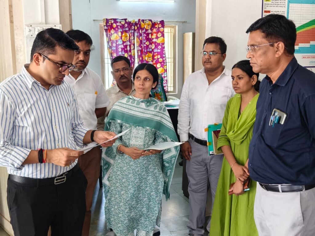 Collector visit helth centre in valod