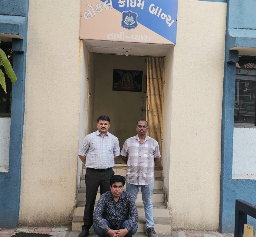 વ્યારામાંથી પીકઅપ ચોરી કરનાર આરોપીને પકડી પાડતી એલ.સી.બી. તથા પેરોલ ફર્લો સ્કોર્ડ તાપી : ત્રણ આરોપીઓ વોન્ટેડ જાહેર 