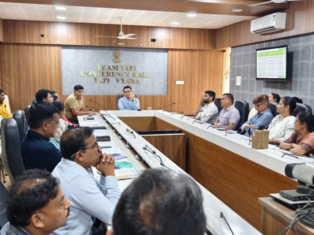 'વસ્તી ગણતરી-૨૦૨૭' અને ‘જન કલ્યાણ શિબિર’ સંદર્ભે તાપી કલેક્ટર દેવ ચૌધરીના અધ્યક્ષસ્થાને સમીક્ષા બેઠક યોજાઈ