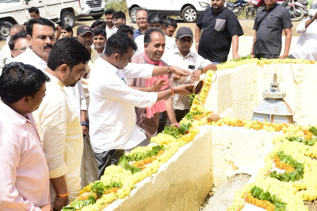 ઉકાઈ જળાશય આધારિત ઉદ્વહન સિંચાઈ યોજનાના પવિત્ર જળના રાજ્યમંત્રી ડૉ. જયરામભાઈ ગામીતે ઉત્સાહભેર કર્યા નીર વધામણાં