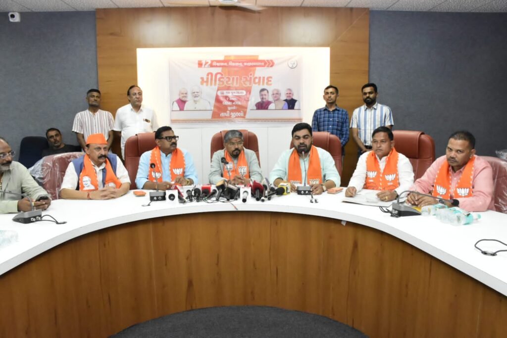 વ્યારામાં જિલ્લા પ્રભારી અને આદિજાતિ વિકાસ મંત્રીશ્રી નરેશભાઈ પટેલની અધ્યક્ષતામાં પત્રકાર પરિષદ યોજાઈ 