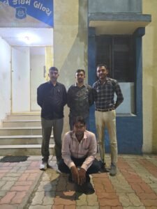 સાયબર ફ્રોડના ગુનામાં છેલ્લા એક વર્ષથી નાસતા ફરતા વોન્ટેડ આરોપીને પકડી પાડતી લોકલ ક્રાઇમ બ્રાંચ તાપી/ પેરોલ ફર્લો સ્કોર્ડ તાપી