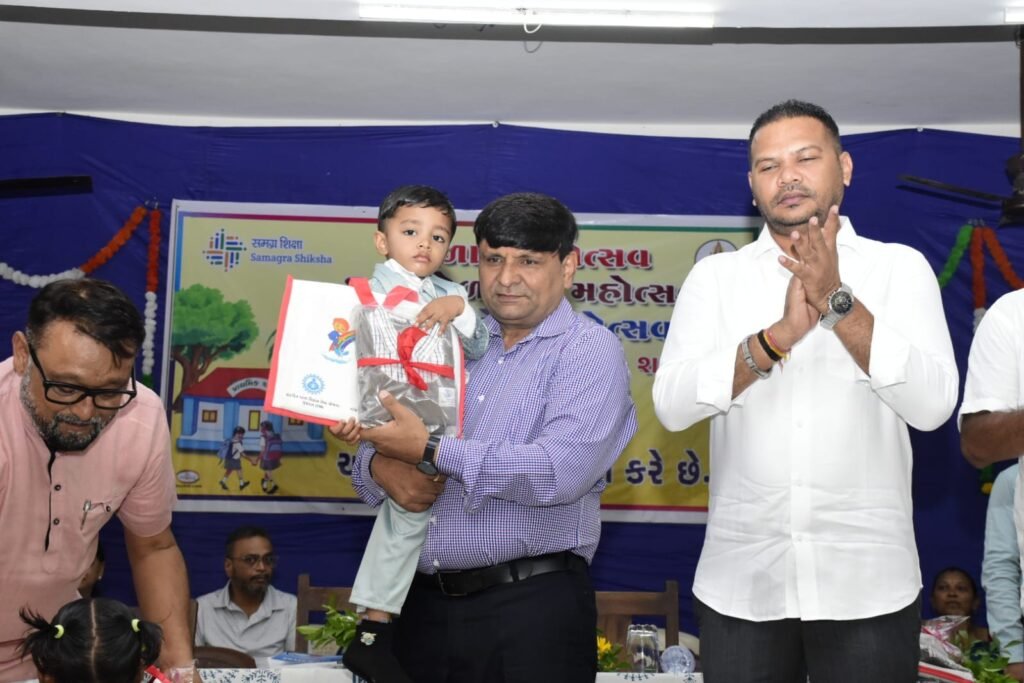 તાપી જિલ્લામાં ત્રિ-દિવસીય શાળા પ્રવેશોત્સવ અને કન્યા કેળવણી મહોત્સવનો કમાલછોડ ગામેથી પ્રારંભ કરાવતા રાજ્યમંત્રી ડૉ. કમલેશભાઈ પટેલ