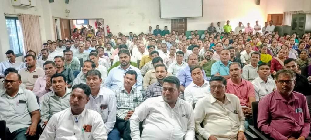 હકની લડાઈ : ૨૦૧૦ પહેલાનાં શિક્ષકોને ટેટ પરીક્ષામાંથી મુક્તિ આપવા અર્થે સુરત જિલ્લા પ્રાથમિક શિક્ષક સંઘ દ્વારા માંડવી ખાતે ધરણાં કાર્યક્રમ યોજાયો