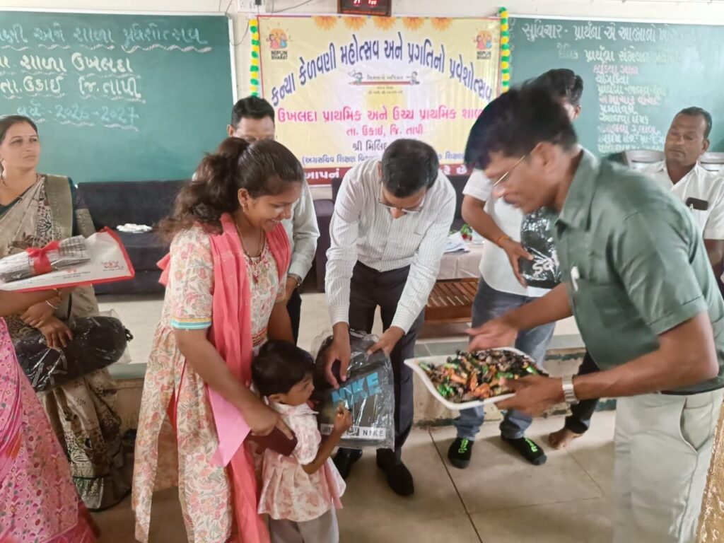 સોનગઢ ખાતે પ્રભારી સચિવશ્રી મિલિંદ તોરવણેએ ૩૬૭ બાળકોનો ઉત્સાહભેર શાળા પ્રવેશ કરાવ્યો
