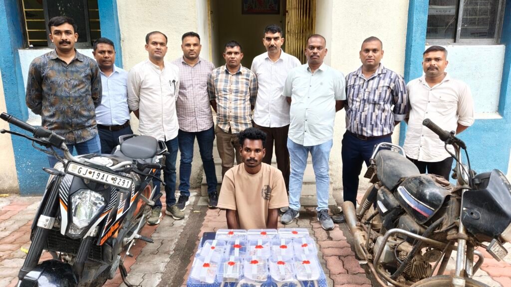 કાકરાપાર, વ્યારા, વાલોડ, સોનગઢ તેમજ બારડોલી રૂરલ પોલીસ સ્ટેશનના ઘરફોડ ચોરીના કુલ ૧૨ ગુનામાં સંડોવાયેલ રીઢા ઘરફોડ ચોરને પકડી પાડી બાર અનડિટેકટ ગુનાઓ શોધી કાઢતી એલ.સી.બી. તાપી તથા પેરોલ- ફર્લો સ્કોડ તાપી