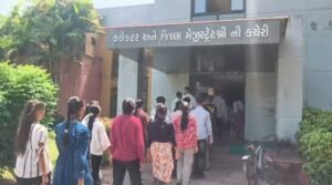 Student of shantiniketan library visited jilla seva sadan.
