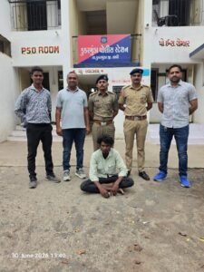 ઘરફોડ ચોરીનો મુદ્દામાલ લેનાર વોન્ટેડ આરોપીને પકડી પાડતી કુકરમુંડા પોલીસ