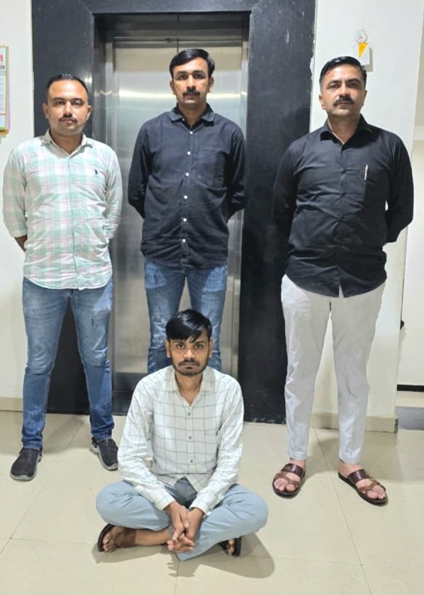 નાસતા ફરતા વોન્ટેડ આરોપીને મોરબી શહેર ખાતેથી પકડી પાડતી લોકલ ક્રાઇમ બ્રાંચ તાપી/ પેરોલ ફર્લો સ્કોર્ડ તાપી