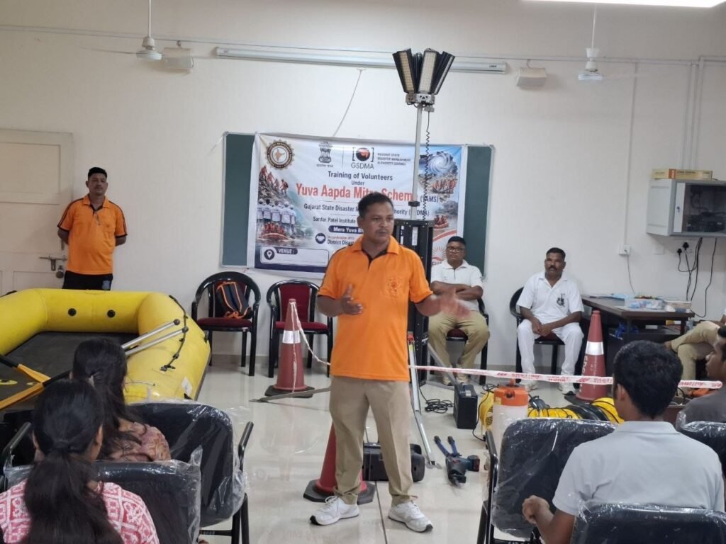 વ્યારા પોલીસ હેડક્વાર્ટર ખાતે ‘યુવા આપદા મિત્ર’ સ્વયંસેવકો માટે ફર્સ્ટ એઇડ અને સર્ચ-રેસ્ક્યૂ તાલીમ કાર્યક્રમ યોજાયો