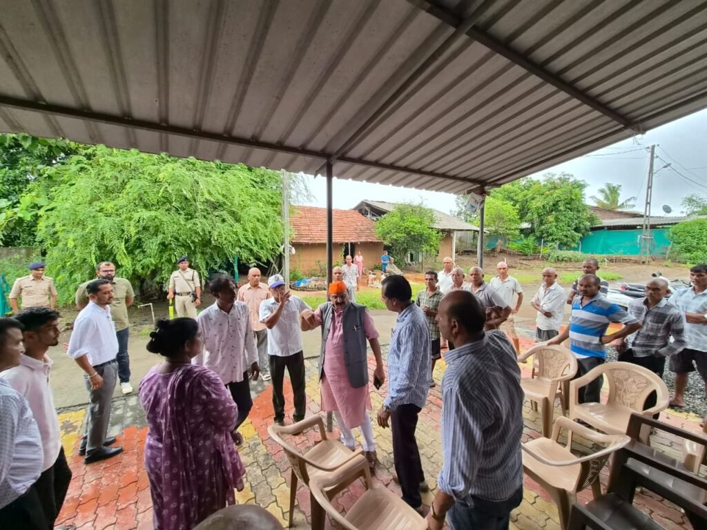વાલોડના દોડકીયા ગામે નદીમાં તણાયેલા બે મૃતકોના પરિવારોને ધારાસભ્ય શ્રી મોહનભાઈ ઢોડિયાના હસ્તે રૂ. ૮ લાખના સહાય ચેક અર્પણ કરાયા
