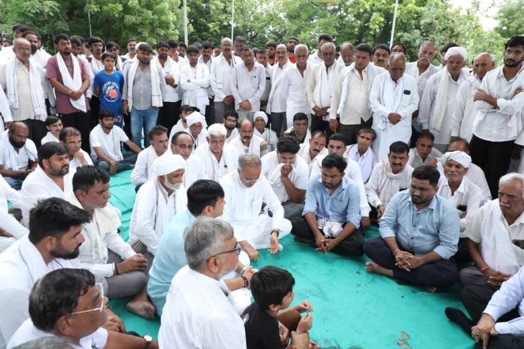 વનની રક્ષા કરતાં શહીદ થયેલા બહાદુર RFO સ્વ. વિકાસ દેસાઈને ભાવભીની શ્રદ્ધાંજલિ અર્પણ કરતાં વન અને પર્યાવરણ મંત્રી અર્જુનભાઈ મોઢવાડિયા