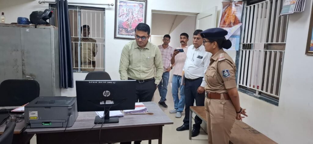 ડોલવણ પોલીસ સ્ટેશનની મુલાકાત લઈ કામગીરીનું નિરીક્ષણ કરતા કલેક્ટરશ્રી દેવ ચૌધરી