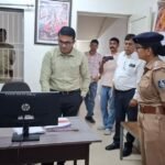 ડોલવણ પોલીસ સ્ટેશનની મુલાકાત લઈ કામગીરીનું નિરીક્ષણ કરતા કલેક્ટરશ્રી દેવ ચૌધરી