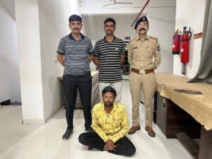 સોનગઢના સાયબર ક્રાઇમના ગુનાના અરોપીને અમરેલી જિલ્લાના બગસરા ખાતેથી પકડી પાડતી સોનગઢ પોલીસ