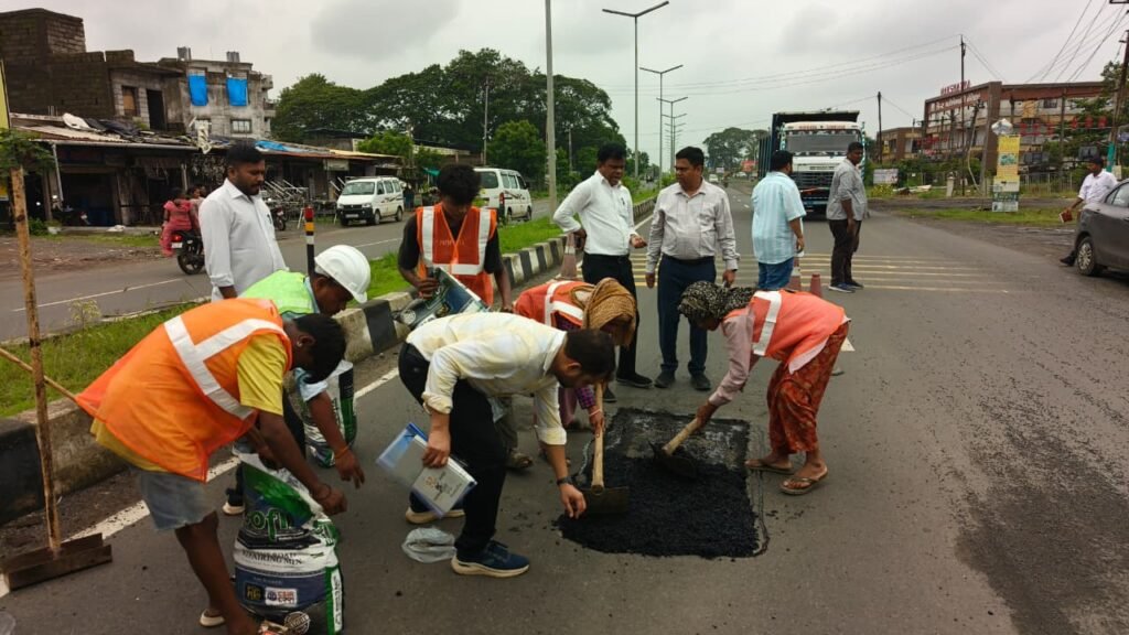 માર્ગ અને મકાન વિભાગ (સ્ટેટ) દ્વારા હાથ ધરાયેલી ઉનાઈ, બુહારી, મઢી, માંડવી રોડની પેચ મરામત કામગીરીનું મુખ્ય ઈજનેર અમિત જી. વસાવા દ્વારા નિરીક્ષણ