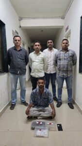 વનસ્પતિજન્ય માદક પદાર્થ ગાંજા સાથે એક ઇસમને ઝડપી પાડતી તાપી એસ.ઓ.જી. ટીમ તથા ડોલવણ પોલીસ