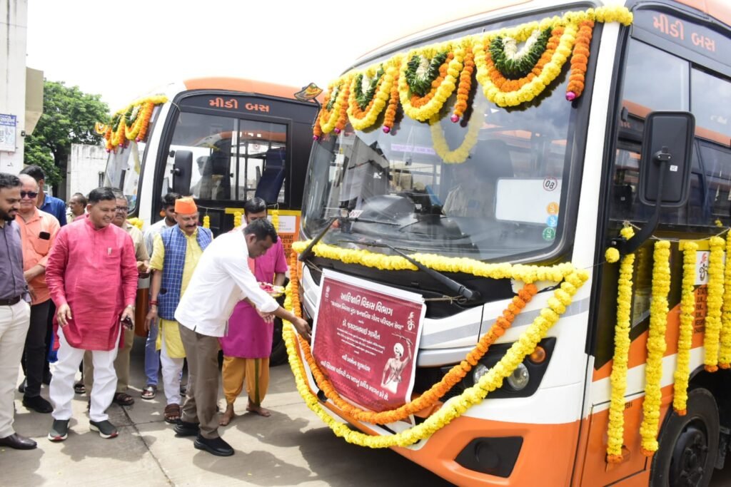 “ભગવાન બિરસા મુંડા જનજાતિય ગૌરવ પરિવહન સેવા” અંતર્ગત તાપી જિલ્લાને ૧૩ નવી બસોની ભેટ