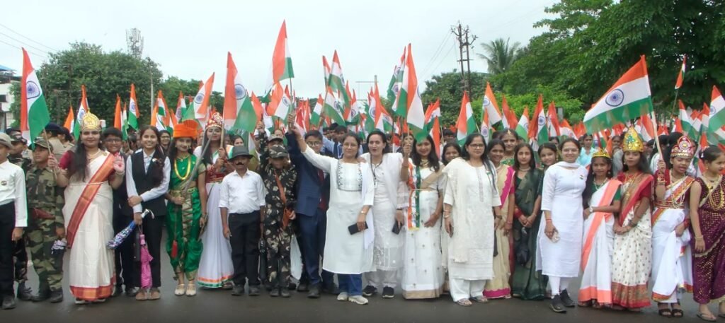 રાણી લક્ષ્મીબાઈ અને ભગતસિંહના રૂપમાં બાળકોએ લહેરાવ્યો ત્રિરંગો