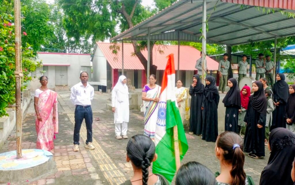મોસાલી પ્રાથમિક શાળા ખાતે શિક્ષિકા કવિતાબેન ચૌધરીનાં હસ્તે ધ્વજવંદન કરવામાં આવ્યુ