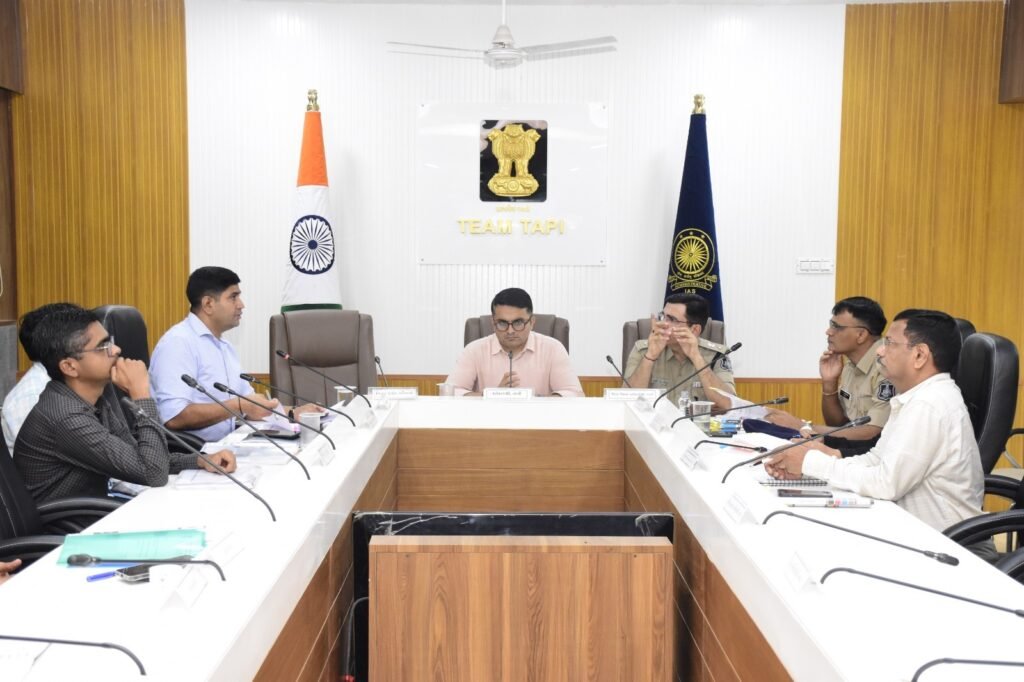 માર્ગ સલામતી સમિતિની બેઠક તાપી જિલ્લા કલેક્ટર દેવ ચૌધરીના અધ્યક્ષસ્થાને યોજાઈ