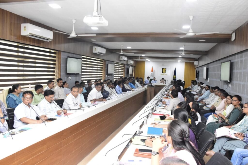 તાપી કલેક્ટરશ્રી દેવ ચૌધરીના અધ્યક્ષતામાં જિલ્લા સંકલન સમિતિની બેઠક યોજાઈ