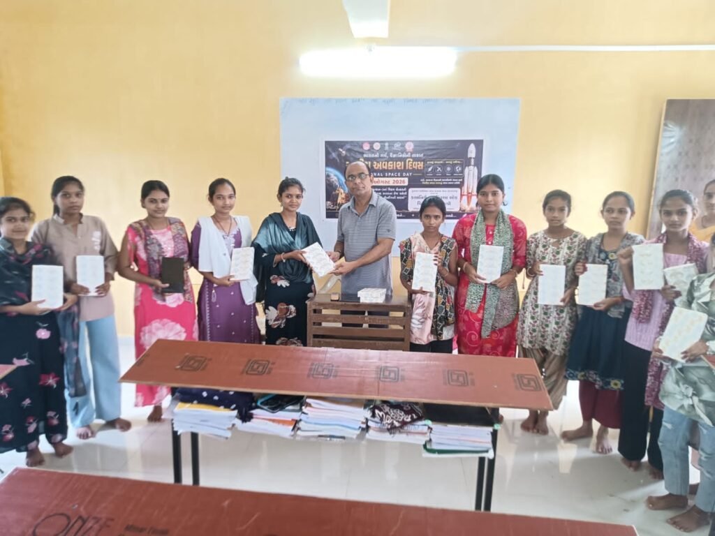 Stem Quiz સ્પર્ધાના 28 વિજેતાઓને જિલ્લા લોક વિજ્ઞાન કેંદ્રના માધ્યમથી ગુજકોસ્ટ ગાંધીનગર દ્વારા સેમસંગ 5G ટેબલેટ પુરસ્કાર સ્વરૂપે અપાયા