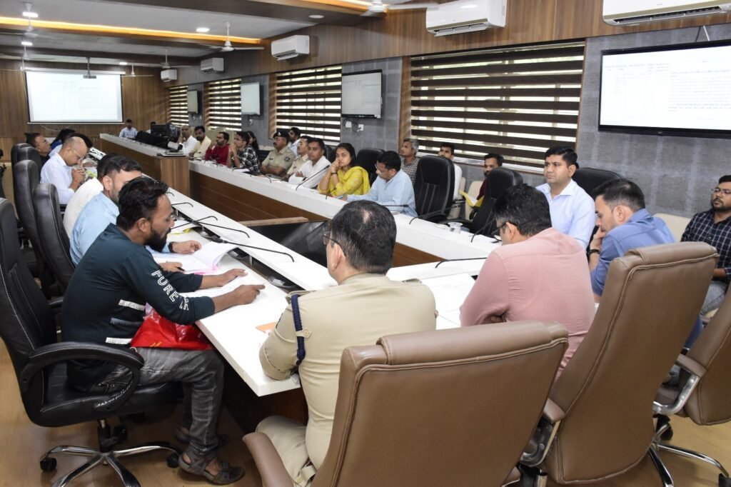 અરજદારોના પ્રશ્નોને વાચા આપતા જિલ્લા કલેક્ટરશ્રી દેવ ચૌધરી