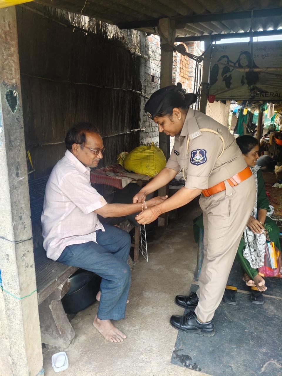 કુકરમુંડા પોલીસશી ટીમ દ્વારા સિનિયર સિટીઝનોની મુલાકાત