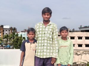 શિક્ષકોની સમજાવટથી કાથુડિયા પરિવારના બાળકોના હાથમાં ફરી આવી પેન-પુસ્તક