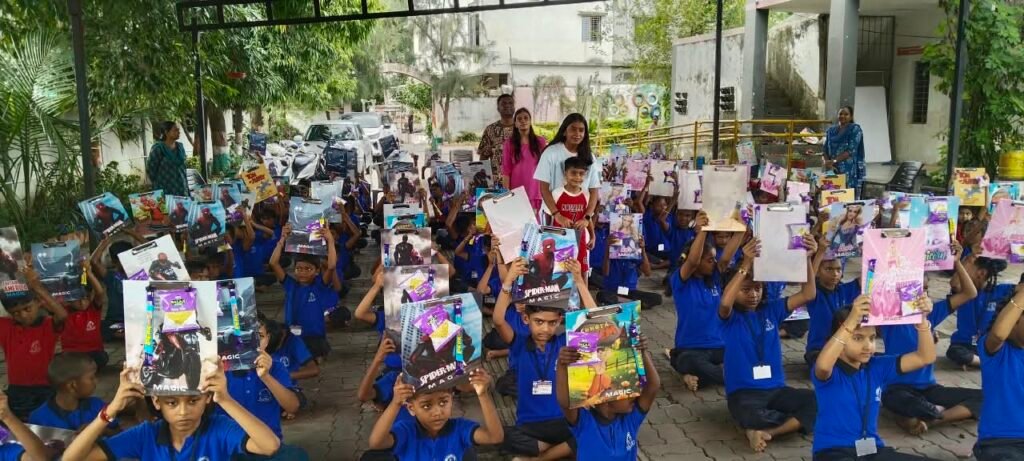 નિયોલ પ્રાથમિક શાળામાં બાળકી યથા દેસાઈના જન્મદિન નિમિત્તે શૈક્ષણિક સામગ્રી તથા ફૂડ પેકેટનુ વિતરણ કરાયું