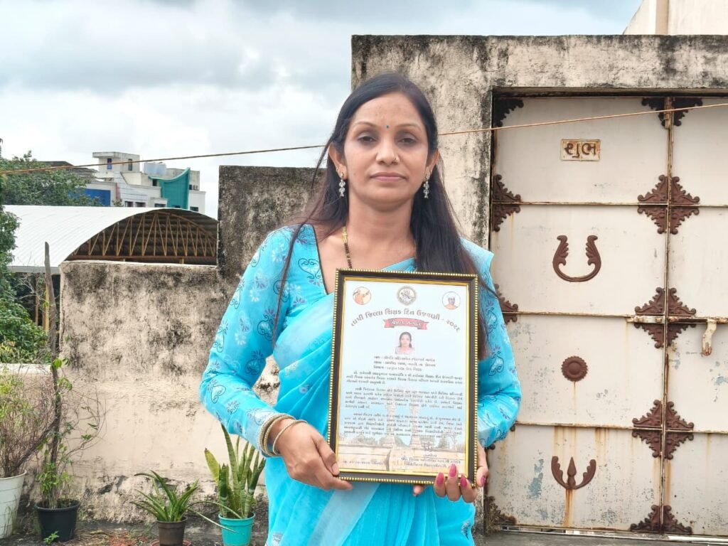 ડોલવણની શિક્ષિકા અંકિતાબેન ગામીતને તાલુકાકક્ષાના 'શ્રેષ્ઠ શિક્ષક એવોર્ડ'થી સન્માનિત કરાયા