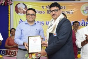 જિલ્લાકક્ષાના 'શ્રેષ્ઠ શિક્ષક એવોર્ડ'થી સન્માનિત થતાં ડોલવણના શિક્ષકશ્રી તુષારકુમાર તંબોળી