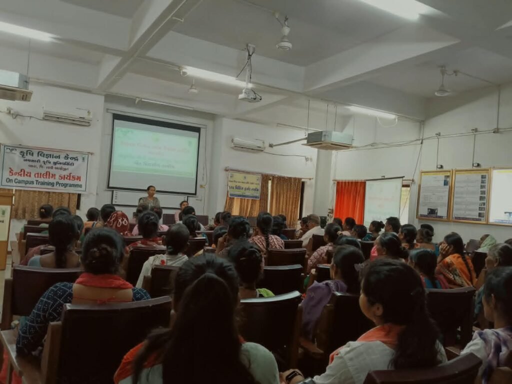 સોનગઢના ૧૦૦થી વધુ ખેડૂતોને પ્રાકૃતિક ખેતી અંગે તાલીમ અપાઈ