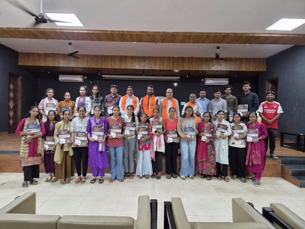 સ્પર્ધાત્મક પરીક્ષા માટે વિધાર્થીઓને નિઃશુલ્ક પુસ્તક સાહિત્યનું વિતરણ