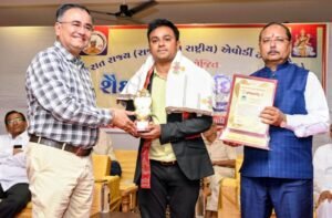 અંબાજીમાં એવોર્ડી શિક્ષકોનું વાર્ષિક શૈક્ષણિક અધિવેશન ૨૯ શ્રેષ્ઠ શિક્ષકોનું સન્માન, એસ.ટી. સ્માર્ટ કાર્ડ અને ૨૮ શિક્ષકોને વિશિષ્ટ પારિતોષિક એનાયત