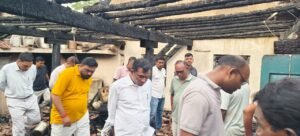 નિઝરના ખેરવા ગામે આગની આકસ્મિક દુર્ઘટના : રાજ્યકક્ષાના મંત્રી ડૉ. જયરામભાઈ ગામીતે પીડિત પરિવારની મુલાકાત લઈ સાંત્વના પાઠવી