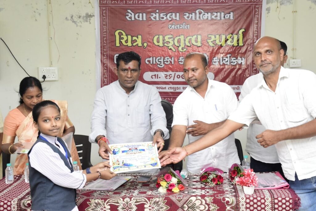 ઉચ્છલ તાલુકા કક્ષાની ચિત્ર-વકૃત્વ સ્પર્ધામાં ઉત્કૃષ્ટ દેખાવ કરનારા વિદ્યાર્થીઓનું સન્માન કરતાં રાજ્યમંત્રી ડૉ. જયરામભાઈ ગામીત