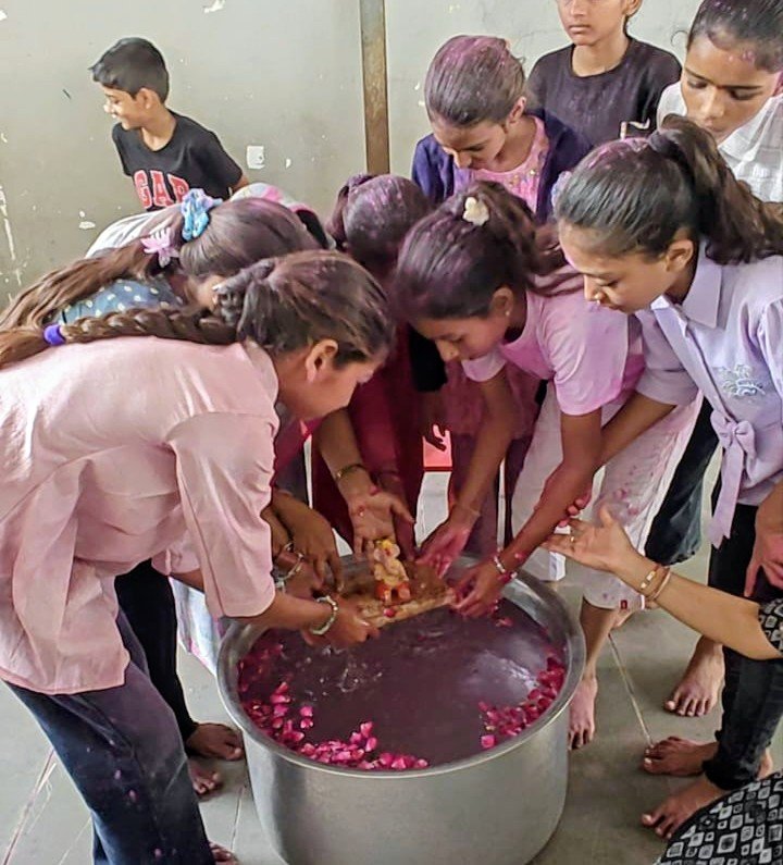કીમ પ્રાથમિક શાળા : ઇકો-ફ્રેન્ડલી ગણેશજીનું સ્થાપન અને પ્રેરણાદાયક વિસર્જન