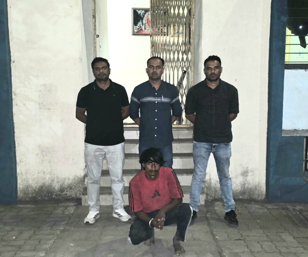 ડોલવણમા નોંધાયેલ વીજ વાયરોની ચોરીના ગુનામાં નાસતા ફરતા વોન્ટેડ આરોપીને પકડી પાડતી લોકલ ક્રાઇમ બ્રાંચ તાપી/પેરોલ ફર્લો સ્કોડ તાપી