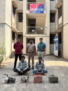 મોટર તથા બેટરી ચોરીના આરોપીઓને ઝડપી પાડી ચોરીનો ભેદ ઉકેલતી નિઝરપોલીસ
