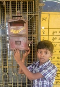 તેની ભૂતકાળની જહોજલાલી એક જૂનું પોસ્ટ બોક્સ વાગોળતુ ચૂપચાપ ભીંત પર લટકતું બેઠુ હોય તેમ કેમેરામાં કેદ થયું