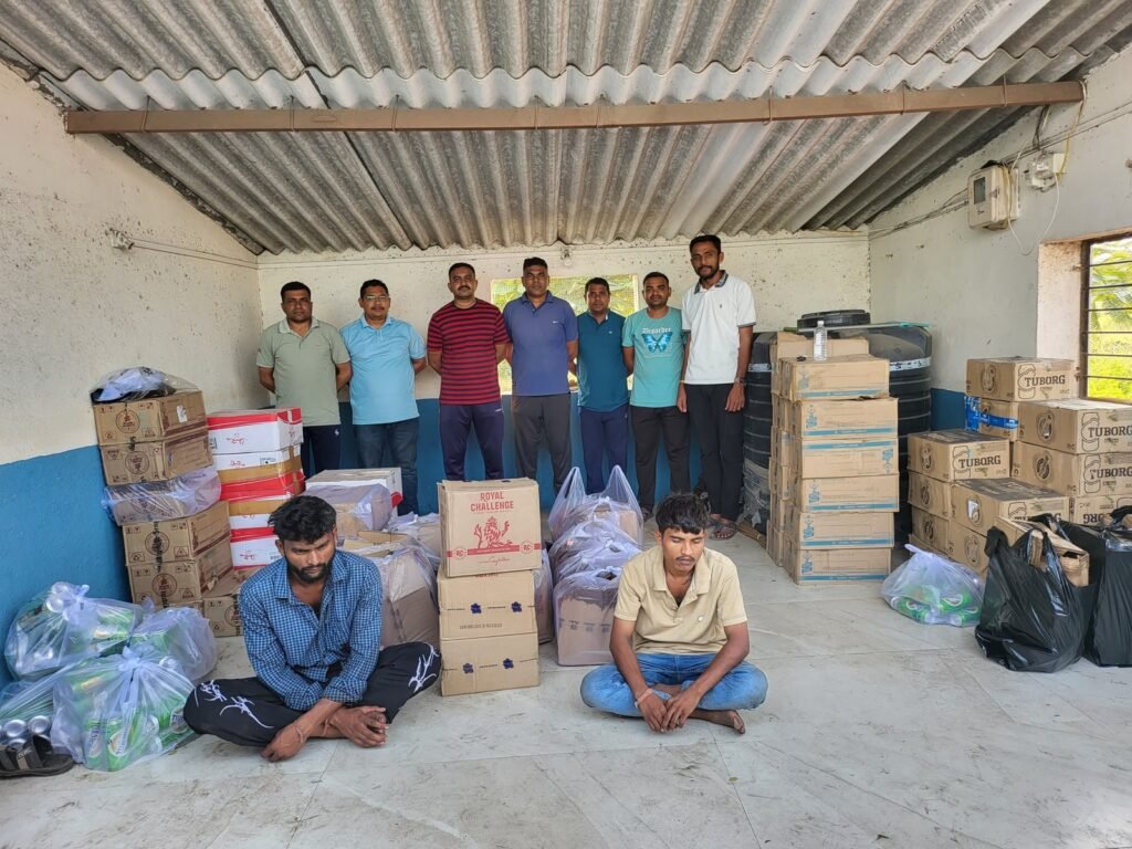બે બોલેરો પીકઅપ ગાડીઓમાં ઇગ્લીશ દારૂની હેરાફેરી કરતા દારૂના જથ્થા સાથે આરોપીઓને ઝડપી પાડતી લોકલ ક્રાઇમ બ્રાંચ તાપી, પેરોલ- ફર્લો સ્કોડ તાપી