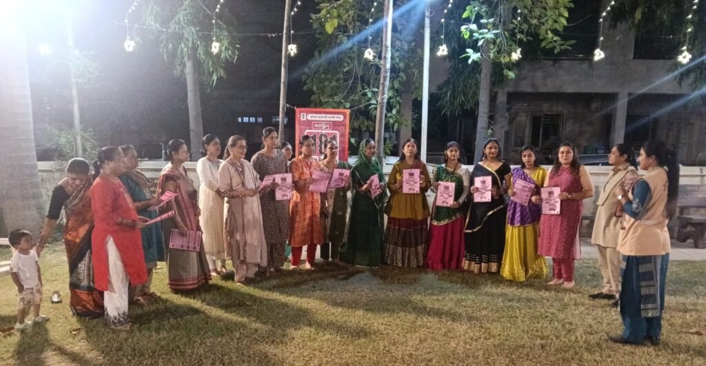 સુરતના અડાજણ સ્થિત સીતારામ નગર ખાતે ગરબા કાર્યક્રમની મુલાકાત લઈ 181 અભયમની ટીમે મહિલાઓ અને યુવતીઓને સુરક્ષા અંગે કર્યા જાગૃત, મુશ્કેલીના સમયે 181નો સંપર્ક કરવા આપી સમજ.
