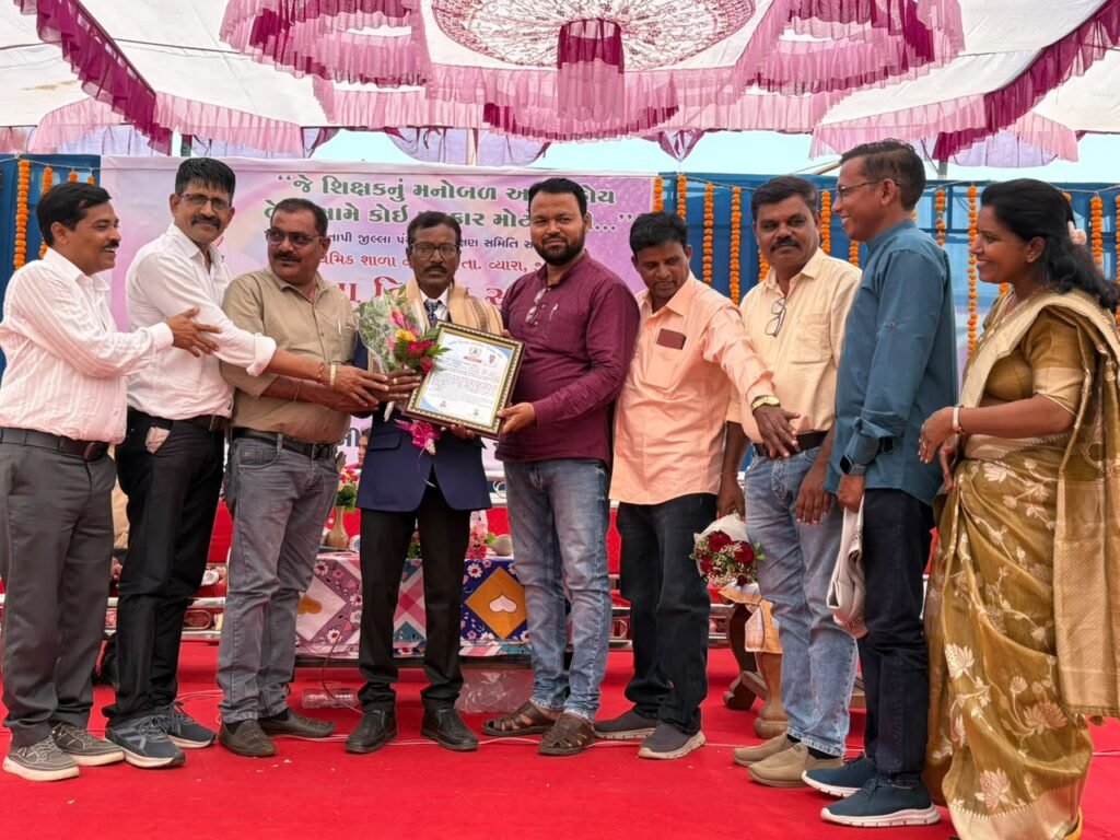 વાંસકુઈ પ્રાથમિક શાળાના શિક્ષક જીતેન્દ્રભાઈને સેવા નિવૃત્તિની ભવ્ય વિદાઈ અપાઈ