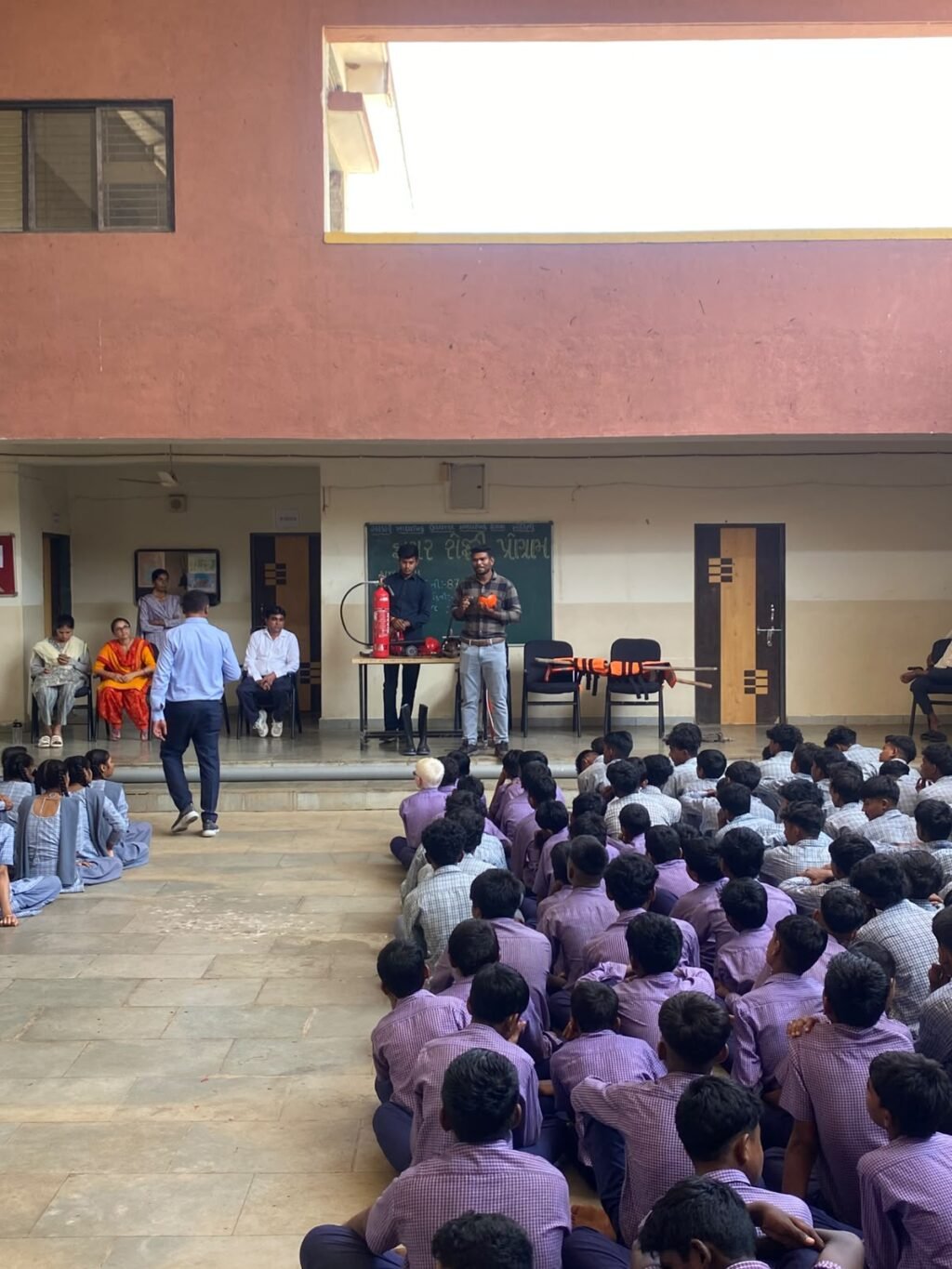 તાપીમાં શાળા સલામતી કાર્યક્રમ અંતર્ગત આપત્તિ વ્યવસ્થાપન અને ફાયર સેફ્ટી તાલીમ યોજાઈ