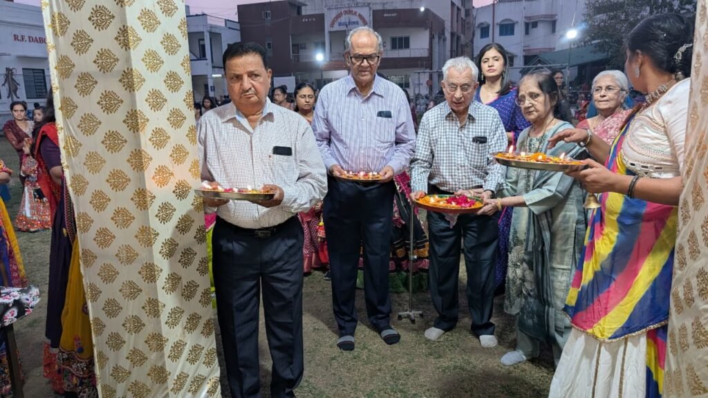 વ્યારાની કુસુમ જયેશ ભુલકા ભવન ગીતા રમેશ પ્લે સ્કૂલમાં નવરાત્રી ટ્રેડિશનલ ડ્રેસ હરીફાઈ યોજાઈ