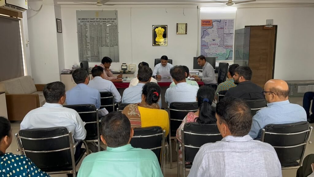 તાપી જિલ્લા કલેક્ટરશ્રી દેવ ચૌધરીના અધ્યક્ષસ્થાને મામલતદાર કચેરી વ્યારા ખાતે "તાલુકા સ્વાગત" કાર્યક્રમ યોજાયો 